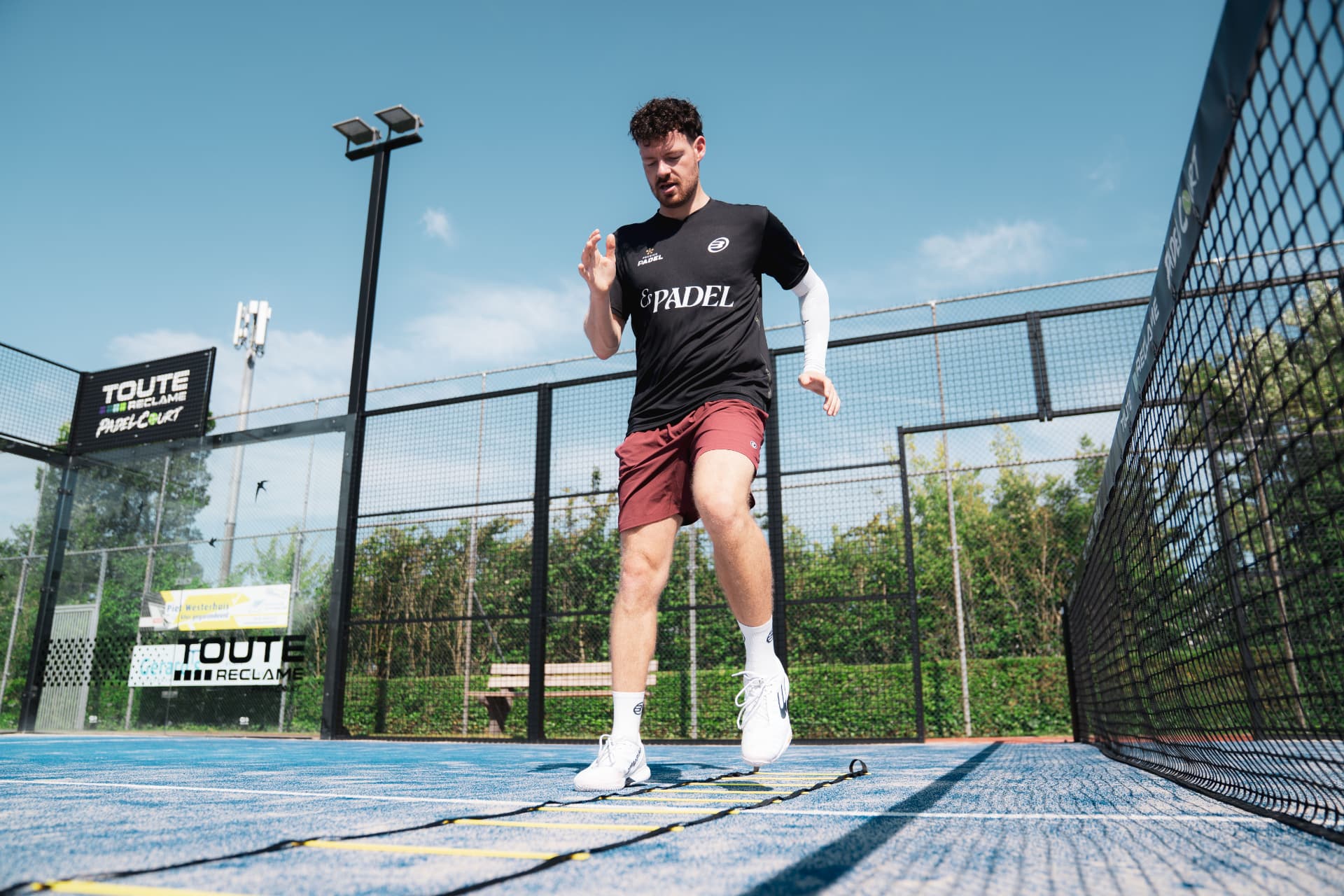 Es Padel speler in training in Sevilla