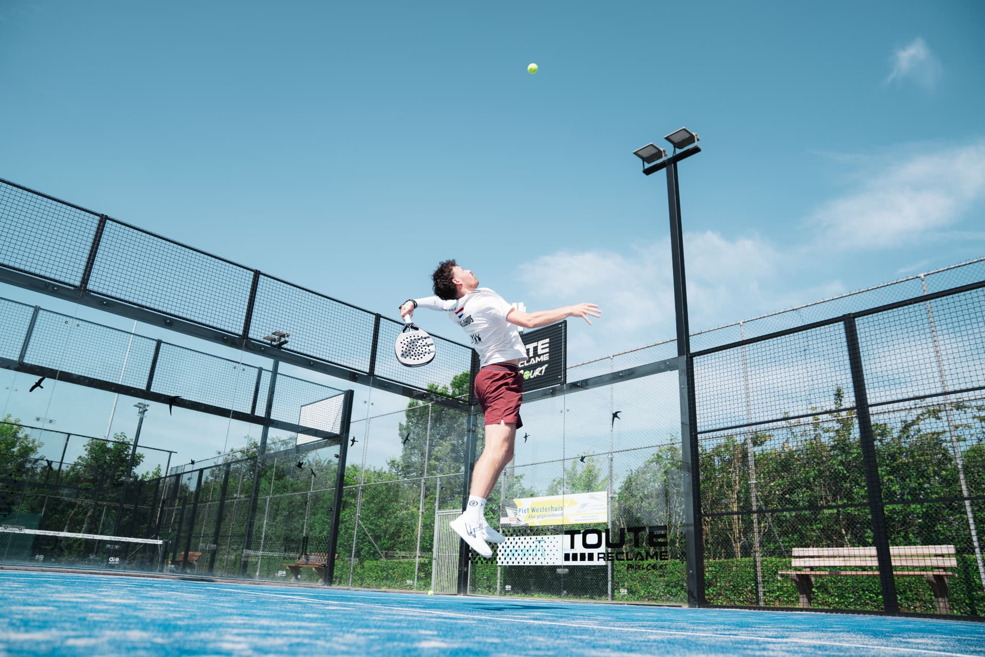 Padelspeler slaat een smash